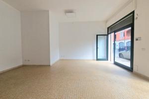 Locale commerciale con doppia vetrina