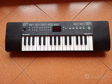 tastiera musicale pianola Alesis scuola media