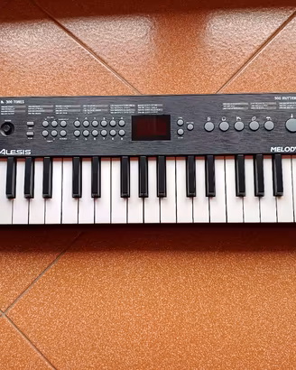 tastiera musicale pianola Alesis scuola media