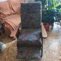 Poltrona con poggiapiedi retraibile