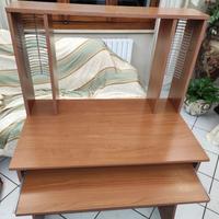 Scrivania con vari ripiani