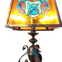 lampada da tavolo in ferro martellato e vetro