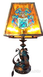 lampada da tavolo in ferro martellato e vetro