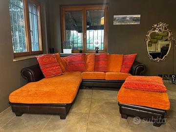 Divano in vera pelle con chaise longue e pouf