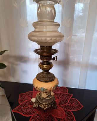 Lume antico elettrificato ottone ceramica e vetro