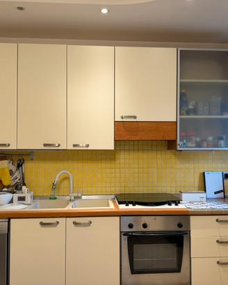 Cucina completa con elettrodomestici