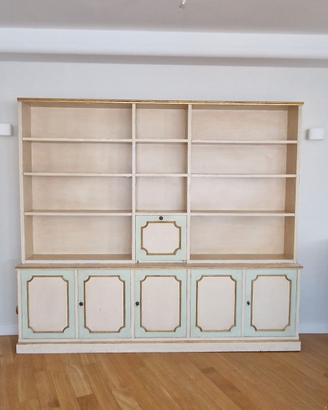 Libreria in legno con sportelli