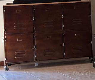 Credenza con rotelle