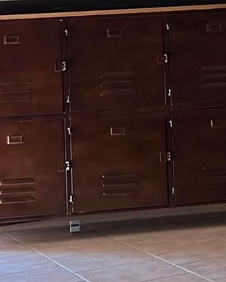 Credenza con rotelle
