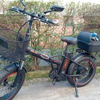 Bicicletta elettrica pieghevole con accessori
