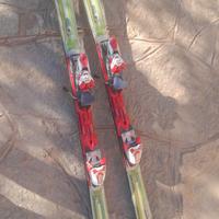 Sci discesa con attacchi 