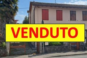 Ruda casa accostata con giardino