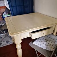 Tavolo da cucina con cassetti