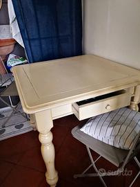 Tavolo da cucina con cassetti