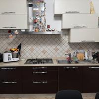 cucina con elettrodomestici