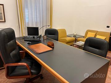 Stanza uso ufficio arredata