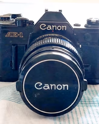 Canon AE-1 nera 85 mm 1.8 borsa rossa fa click ok