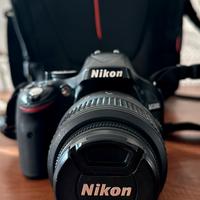 Nikon D5200 + Obiettivo 18-55mm VR + Borsa