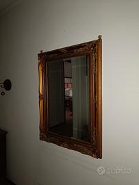 Specchio con cornice dorata