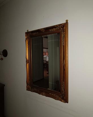 Specchio con cornice dorata
