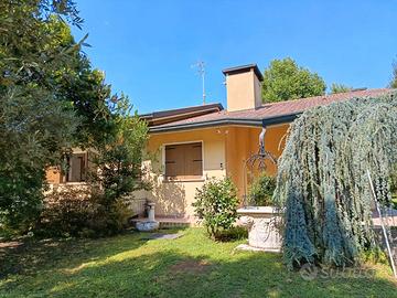 Prestigiosa villa singola con parco