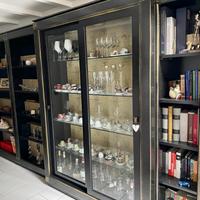 Libreria in legno massiccio con vetrinetta