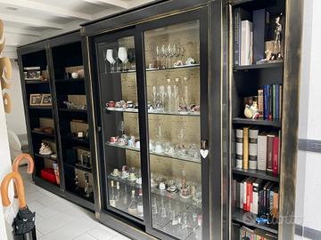 Libreria in legno massiccio con vetrinetta