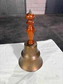 Campana di bronzo con manico di legno