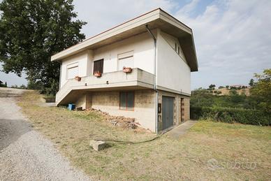 Casa singola con terreno di tre ettari