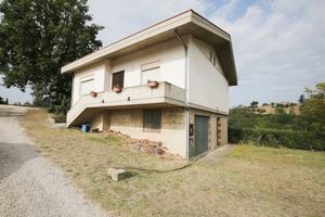 Casa singola con terreno di tre ettari