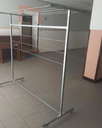 Stendino in ferro con ruote