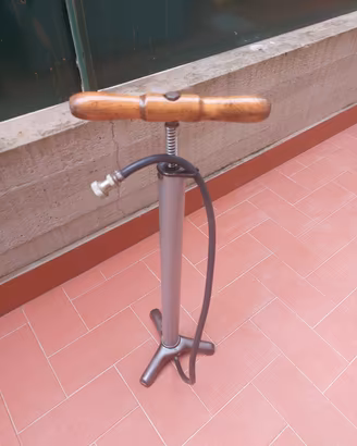 Pompa  d'epoca  per  bici  euro 35.