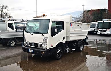 Autocarro Nissan per raccolta rifiuti, patente B
