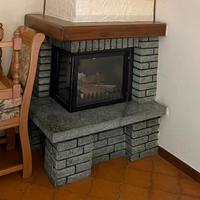 camino angolare con rivestimento 