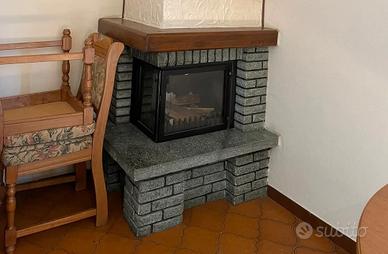 camino angolare con rivestimento 