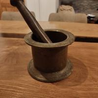 Antico mortaio in bronzo con pestello in ferro