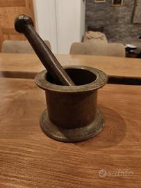 Antico mortaio in bronzo con pestello in ferro