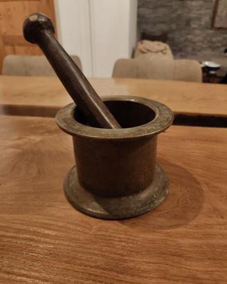 Antico mortaio in bronzo con pestello in ferro