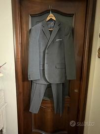 Vestito uomo con camicia e cravatta