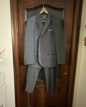 Vestito uomo con camicia e cravatta
