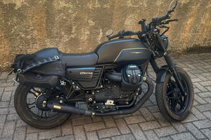 V7 III Stone Cafe Racer Custom – Total Black E Oro