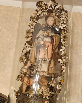 Statue antiche in campane di vetro
