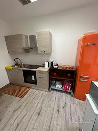 Stanza ragazza lavoratrice