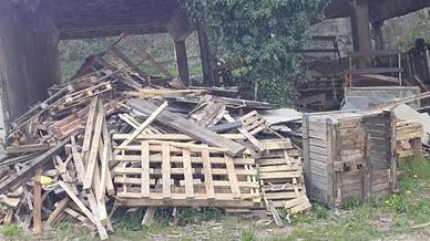 catasta di legna pallet, assi, travi