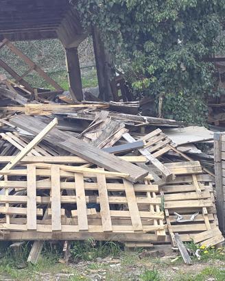 catasta di legna pallet, assi, travi