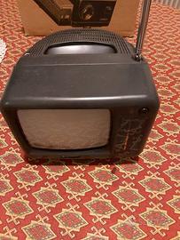 piccolo televisore da tavolo amatoriale