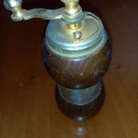 Macinino piccolo di legno e ottone