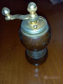 Macinino piccolo di legno e ottone