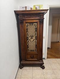 Mobile in stile con ferratine ad un'anta