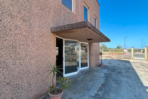 Capannone in zona artigianale a Santa Giusta